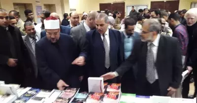 رئيس جامعة الأزهر يفتتح معرض الكتاب بكلية الدعوة.. البيع بنصف الثمن