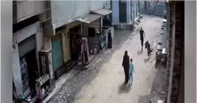 شاهد شاب يتسبب في إصابة طفل بالمنوفية.. «رماه بأنبوبة غاز» في الشارع