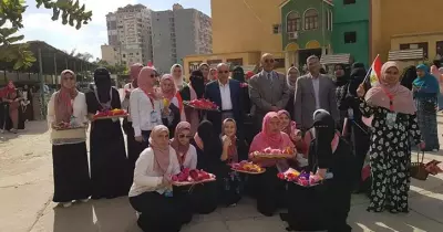 عميد دراسات كفر الشيخ يوزع ورد وشيكولاته على الطالبات