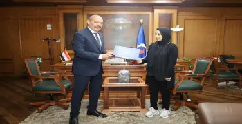 عقد عمل ومساعدة إنسانية.. محافظ السويس يدعم أسرة الطفل باسل