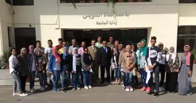 طلاب بجامعة «القناة» يجملون شوارع الإسماعيلية احتفالا بذكرى أكتوبر