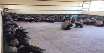 عزل مدير مدرسة الخانكة بعد واقعة جلوس الطلاب على الأرض