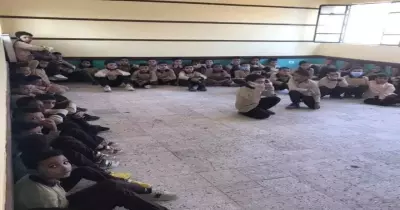 عزل مدير مدرسة الخانكة بعد واقعة جلوس الطلاب على الأرض