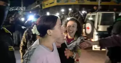 موظفة الصليب الأحمر في غزة تتعرض لهجوم بسبب نظراتها أثناء تسليم المخطوفين
