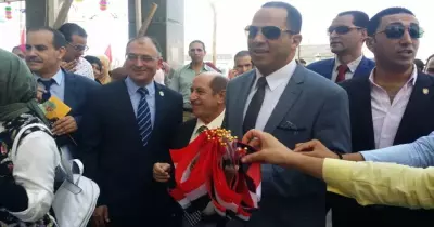 رئيس جامعة دمنهور يستقبل الطلاب بالورود والأعلام