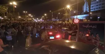 متظاهرون يوقفون حركة الملاحة بين ضفتي القناة