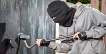على طريقة لصوص لكن ظرفاء.. أكلوا عشاء العريس ليلة فرحه