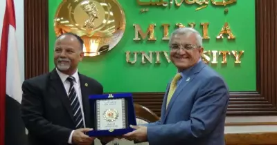 جامعة المنيا تكرم عددا من العمداء لبلوغهم سن المعاش