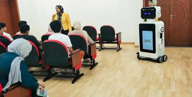 الاستعانة بالروبوتات في اختبارات قبول معهد الكوزن.. الأولى من نوعها في مصر 