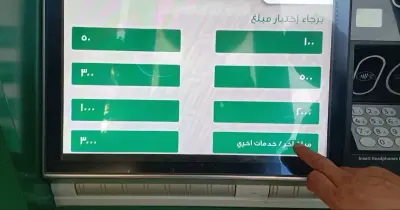 زحام وطوابير أمام البنوك.. أزمة سيولة في ماكينات الـatm قبل عيد الأضحى