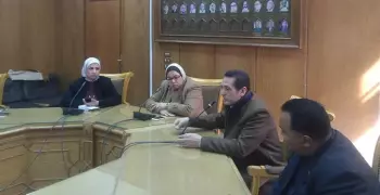 عميدة ألسن عين شمس تجتمع بالعاملين لقياس «الرضا الوظيفي» (صور)