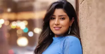 ابن الفنانة وفاء عامر يهاجم خالته أيتن عامر ويرقص عاريا (فيديو)