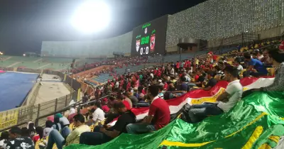 عودة الروح وعبدالوهاب.. مشاهد من حضور طلاب جامعة القاهرة لمباراة الأهلي