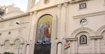 طالب يحاول ذبح حارس كنيسة القديسين بالإسكندرية (فيديو)