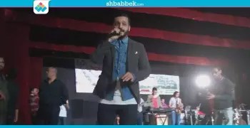 صور| إيساف يشعل حفل تخرج طلاب تجارة أسيوط بأجمل أغانيه