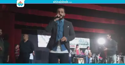 صور| إيساف يشعل حفل تخرج طلاب تجارة أسيوط بأجمل أغانيه