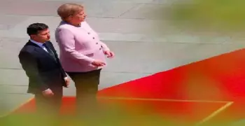 المستشارة الألمانية ترتجف بشدة بجوار الرئيس الأوكراني.. ماذا حدث؟ (فيديو)