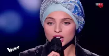 انسحاب منال ابتسام الفرنسية المحجبة من «ذا فويس» بعد الهجوم عليها