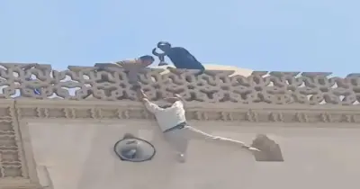 شاب يحاول الانتحار من أعلى مسجد الأزهر بعد صلاة الجمعة