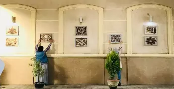 طلاب فنون تطبيقية حلوان يزينون مدخل الكلية بالرسومات والزخارف «صور»
