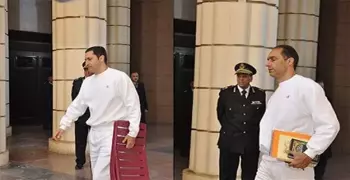 يلعبان الكرة ويجلسان في مكان يسع ألفي فرد.. هذه حياة أبناء مبارك في السجن (فيديو)