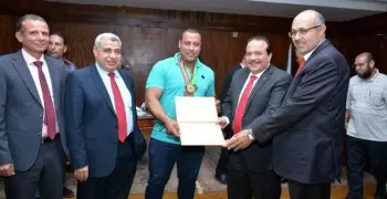 رئيس جامعة طنطا يكرم «الدبابة»