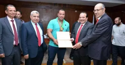 رئيس جامعة طنطا يكرم «الدبابة»
