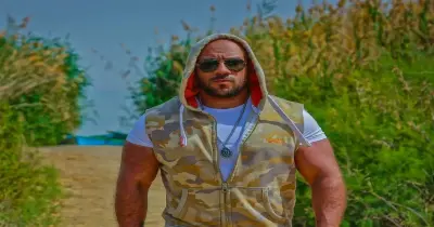 رفضت تسليمه كشف الميزانية.. ماذا حدث بين أحمد مكي ومديرة أعماله؟