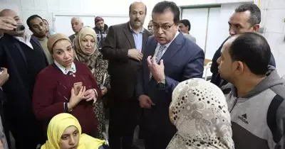 زيارة مفاجئة من وزير التعليم العالي لمستشفى قصر العيني