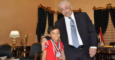 طفل يخترع سيارة لكشف المفرقعات وإنسان آلي.. ووزير التعليم يكرمه