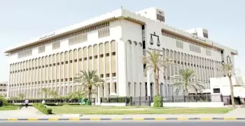 تشبه بالنساء وكبّر أجزاء من جسده.. حبس شاب كويتي لمدة عامين