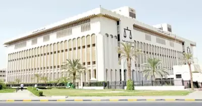 تشبه بالنساء وكبّر أجزاء من جسده.. حبس شاب كويتي لمدة عامين