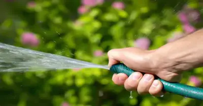 جهة حكومية تطالب المواطنين بعدم تنظيف الشوارع بالمياه قبل العيد