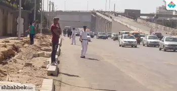 سيارة تصدم طالبتين أمام جامعة الأزهر.. شاهد عيان يروي التفاصيل