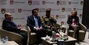 وزير التعليم العالي يتابع أولى محاضرات طلاب جامعة «كندا مصر» (صور)