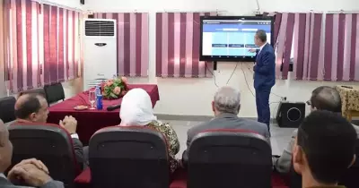 رئيس جامعة بني سويف يشهد تجربة استخدام الشاشات الذكية بكلية العلوم