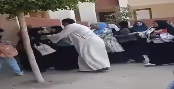 بسبب رفضها الغش.. فيديو صادم لاعتداء أولياء الأمور على معلمة داخل المدرسة بعد الامتحان