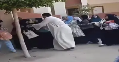 بسبب رفضها الغش.. فيديو صادم لاعتداء أولياء الأمور على معلمة داخل المدرسة بعد الامتحان