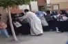 بسبب رفضها الغش.. فيديو صادم لاعتداء أولياء الأمور على معلمة داخل المدرسة بعد الامتحان