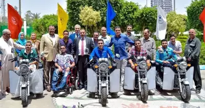رئيس جامعة بني سويف يسلم خمس أجهزة تعويضية للطلاب ذوي الإعاقة