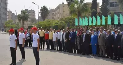 رئيس جامعة الفيوم يحضر تحية العلم وترديد النشيد الوطني