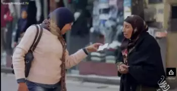 ابن يلقي بأمه في الشارع ويطالب المارة بالذهاب بها إلى دار المسنين (فيديو)