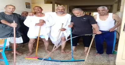 معلمون يغسلون مدرستهم قبل بداية العام الدراسي الجديد (صور)