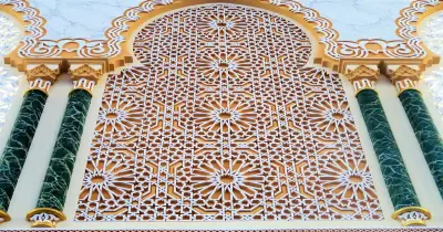 تتنوع الزخرفة من الشكل الدائري إلى المثلث أو المربع أو المعين من خلال التكرار صواب أم خطأ؟