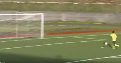 لاعب يهدر أسهل هدف في التاريخ بطريقة لا تصدق (فيديو)