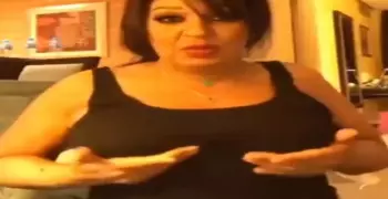 فيفي عبده ترد على من وصفها بـ«العجوز» بفعل غير أخلاقي قائلة: «اودي الأنوثة دي فين؟»