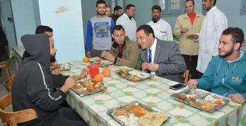 نائب رئيس جامعة أسيوط للطلاب: «لو ذاكرت وتفوقت هتبقى راجل»