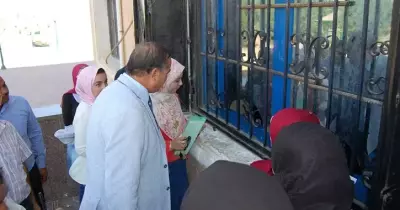 رئيس جامعة سوهاج يتابع تسجيل الطلاب الجدد في الكليات