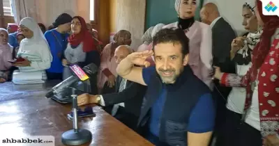 طالبة بجامعة حلوان تغازل الفنان كريم عبد العزيز.. ماذا قالت؟