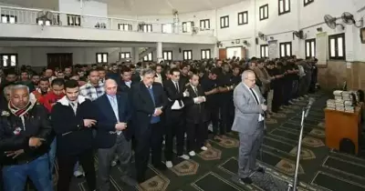 رئيس جامعة القاهرة يؤدي صلاة الغائب على أروح ضحايا حادث قطار رمسيس